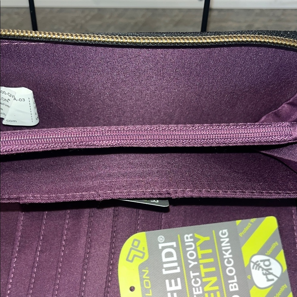 Travelon Black Wallet Wristlet Safe ID RFID Blocking Full Zip Around Closure - Picture 4 of 6